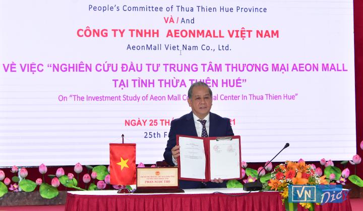 Chủ tịch UBND tỉnh Thừa Thiên Huế Phan Ngọc Thọ ký Biên bản Ghi nhớ tại điểm cầu trụ sở UBND tỉn Thừa Thiê Huế.