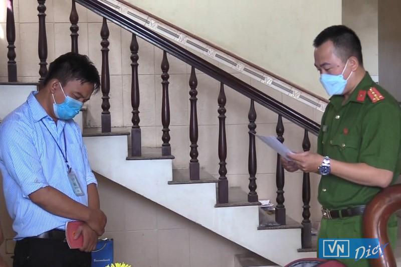 Cơ quan điều tra đọc lệnh bắt tạm giam đối với bác sỹ Nguyễn Thái Hiệp. Ảnh: LA