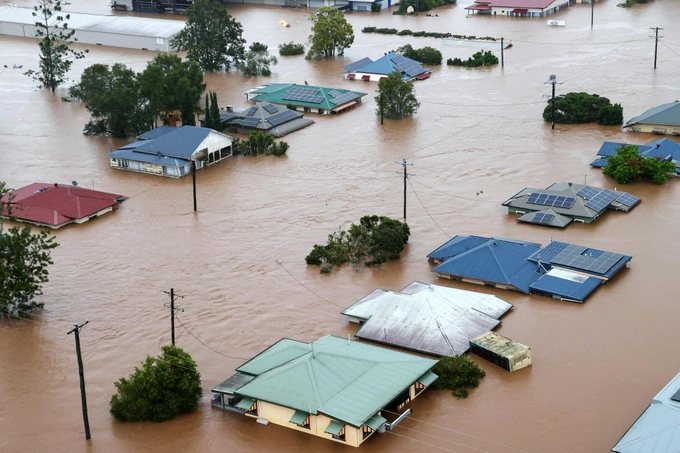 Các tòa nhà bị ngập lụt ở thành phố Lismore, phía bắc New South Wales, Australia (Ảnh: AFP).