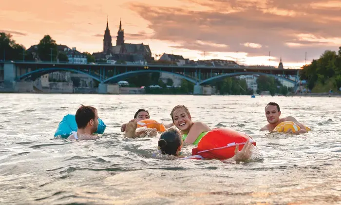 Người dân Basel chọn cách bơi qua sông Rhine về nhà. Ảnh: Guardian