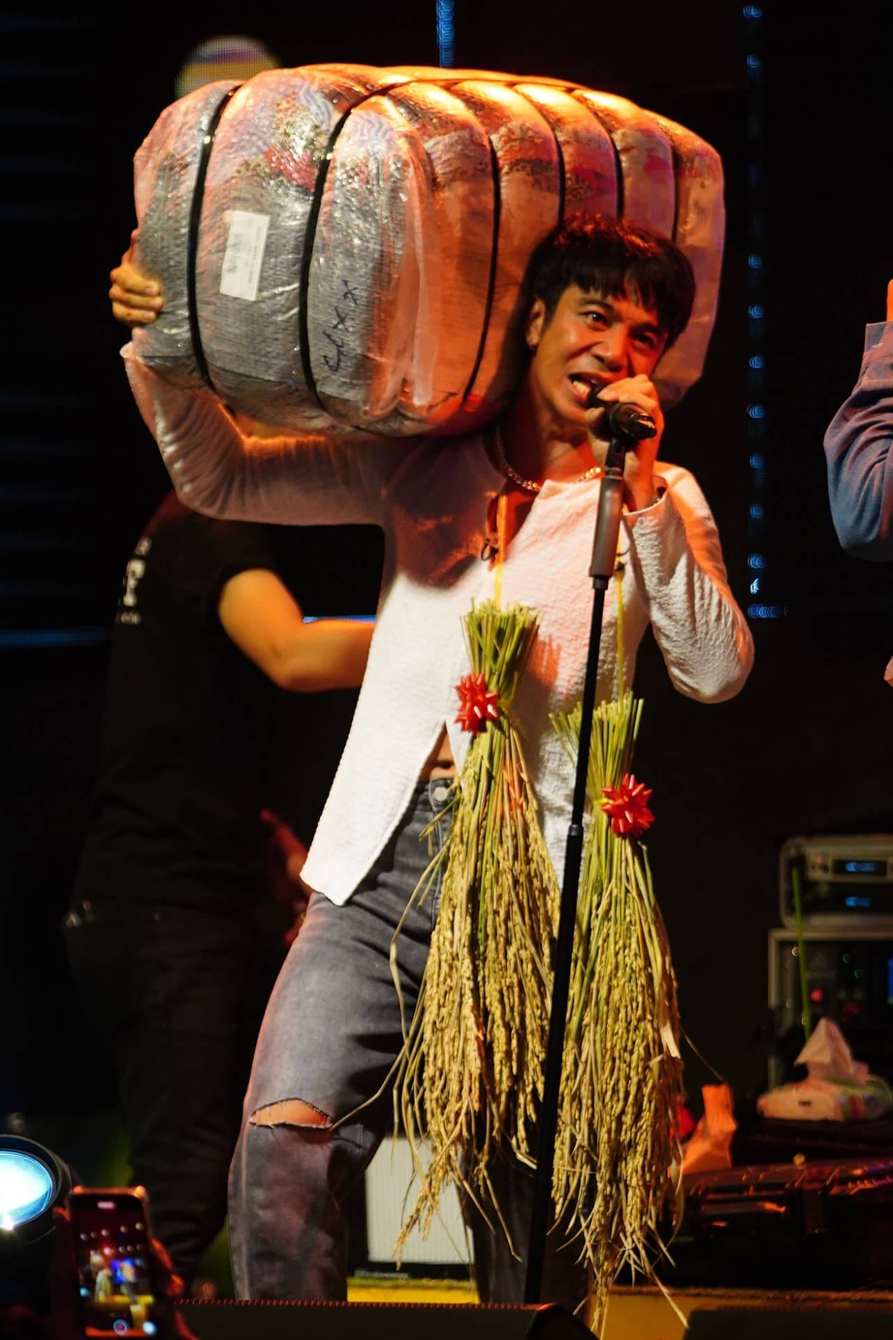 Kong Huayrai được khán giả tặng quà khi biểu diễn