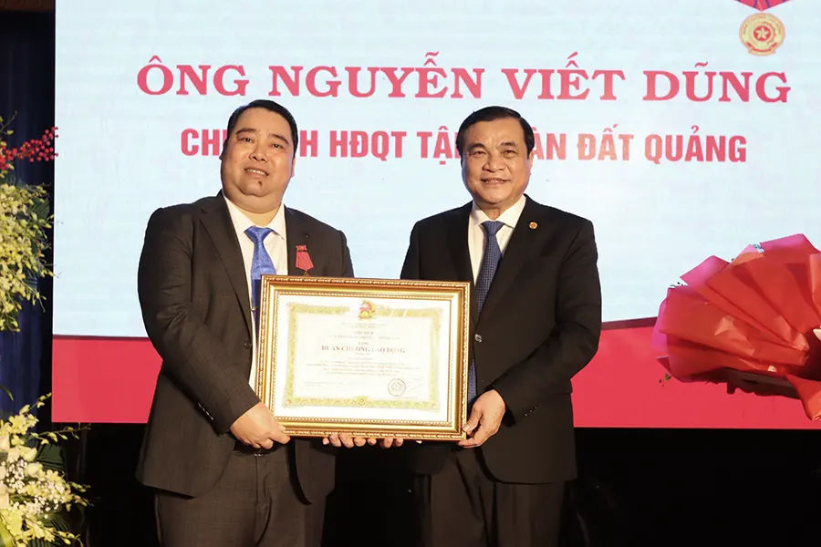 Ông Phan Việt Cường (phải), thừa ủy quyền Chủ tịch nước trao tặng Huân chương Lao động hạng Ba cho ông Nguyễn Viết Dũng, Chủ tịch Tập đoàn Đất Quảng
