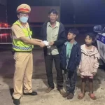 CSGT Đắk Nông hỗ trợ 3 bố con đi bộ về Trà Vinh trong đêm