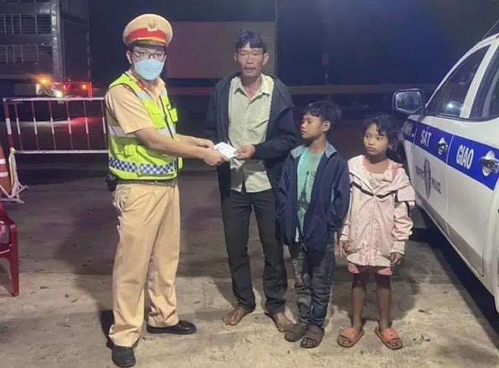 CSGT Đắk Nông hỗ trợ 3 bố con đi bộ về Trà Vinh trong đêm