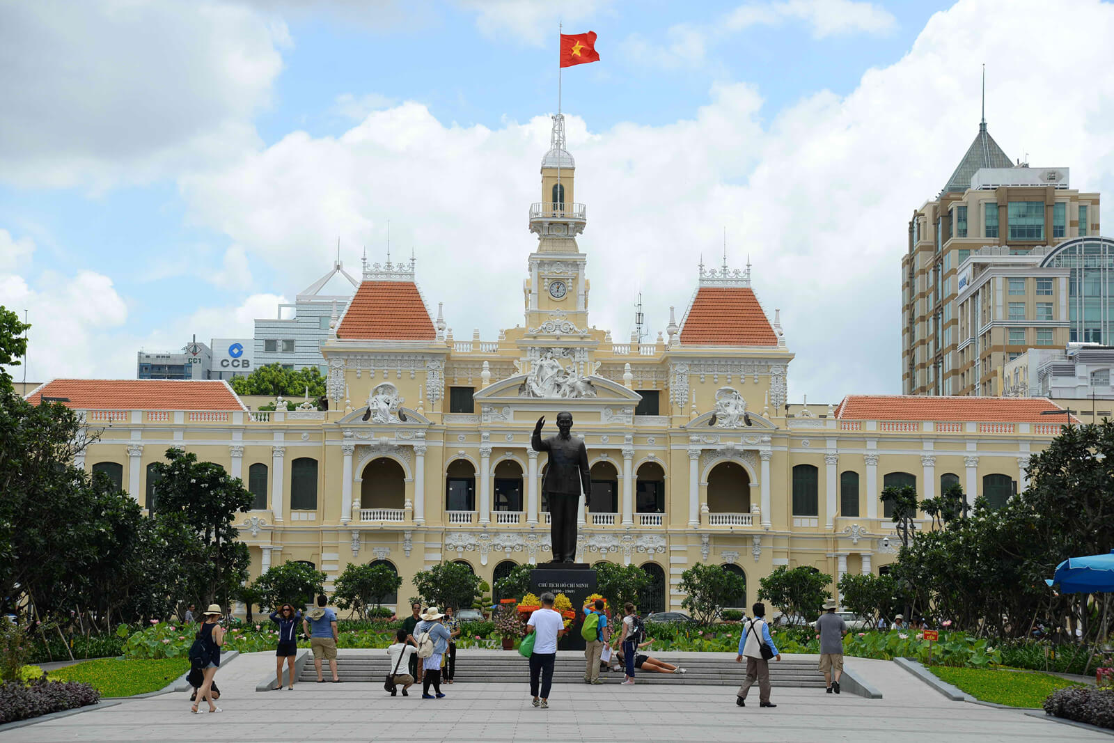 Tượng đài Hồ Chí Minh trước của trụ sở UBND thành phố Hồ Chí Minh